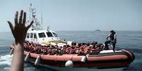 Imigrantes resgatados pelo MV Aquarius 12/6/2018. Karpov / SOS Mediterranee/REUTERS  Foto: Reuters