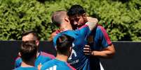 Sergio Ramos abraça Diego Costa em treino da Espanha
 11/6/2018         REUTERS/Stringer   Foto: Reuters