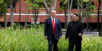 Trump e Kim caminham durante encontro em Cingapura  Foto: Jonathan Ernst / Reuters