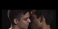 Bruno Gadiol fala sobre sexualidade após beijar músico em clipe: 'Sem esconder'  Foto: Reprodução, Youtube / PurePeople