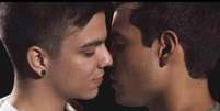 Bruno Gadiol com Gabriel Nandes em cena do clipe &lsquo;Seu Costume&rsquo;: &ldquo;Eu n&atilde;o podia estar mais feliz&rdquo;  Foto: Divulga&ccedil;&atilde;o
