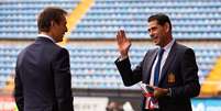 Fernando Hierro, à direita, conversa com o ex-treinador Julen Lopetegui em 3 de junho de 2018  Foto: Manuel Queimadelos Alonso / Getty Images