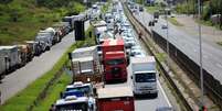 Caminhoneiros estacionados em estrada próxima a Brasília  Foto: Ueslei Marcelino / Reuters