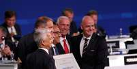 Presidente da Fifa, Gianni Infantino, posa para fotos com representantes da candidatura conjunta de EUA, Canadá e México para Copa de 2026 13/06/2018 REUTERS/Sergei Karpukhin  Foto: Reuters