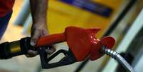 Funcionário segura bomba de combustível em posto de gasolina em São Paulo
08/11/2016
REUTERS/Paulo Whitaker   Foto: Reuters