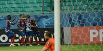 Jogadores do Bahia comemoram Gol de Mena na partida entre Bahia x Corinthians, válida pela décima segunda rodada do campeonato brasileiro da série A, realizada nessa quarta (13) na Arena Fonte Nova.   Foto: MARCELO MALAQUIAS/FRAMEPHOTO/FRAMEPHOTO / Estadão