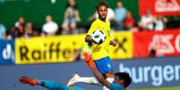 Neymar marca gol contra a Áustria, no último amistoso da Seleção antes da Copa  Foto: Leonhard Foeger / Getty Images