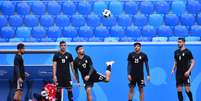 Time do Irã bate bola em treinamento  Foto: Dylan Martinez / Reuters