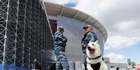 Agentes russos fazem segurança do lado externo do estádio do jogo entre Egito e Uruguai  Foto: Jason Cairnduff / Reuters