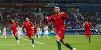 Cristiano Ronaldo comemora o seu terceiro gol na partida contra a Espanha  Foto: Hannah McKay / Reuters