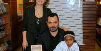 Leandra Leal e o marido, Al&ecirc; Youssef, com a filha, Julia, no lan&ccedil;amento do primeiro livro do produtor cultural nesta quinta-feira, 14 de junho de 2018, no Rio  Foto: AGNews, Daniel Delmiro / PurePeople