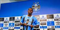 Maicosuel, quando foi apresentado pelo Grêmio em fevereiro  Foto: Lucas Uebel/Gremio FBPA / Divulgação