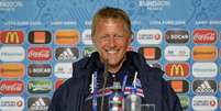 Heimir Hallgrímsson é o treinador da Islândia (Foto: Handout / UEFA / AFP)  Foto: Lance!