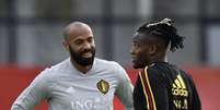 Henry conversa com Batshuayi (Foto: Yuri Cortez / AFP)  Foto: Lance!