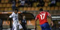 O atacante Rodrygo parte para cima da defesa do Nacional do Uruguai com a bola dominada  Foto: Ricardo Nogueira / Getty Images 