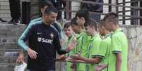 Cristiano Ronaldo fez somente exercícios físicos ao lado dos outros titulares da seleção portuguesa (FPF/Diogo Pinto)  Foto: Lance!