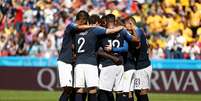 Jogadores franceses comemoram primeiro gol em pênalti marcado com auxílio da tecnologia de vídeo (VAR)  Foto: Robert Cianflone / Getty Images 