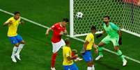 Zuber toca em Miranda e cabeceia para marcar o gol da Suíça no empate contra o Brasil  Foto: Jason Cairnduff / Reuters