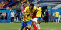 Gabriel Jesus reclama de pênalti após disputa na área  Foto: Darren Staples / Getty Images