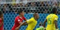 Steven Zuber, meia da seleção suíça, desloca Miranda antes de marcar o gol  Foto: Reprodução / Fifa TV / Estadão