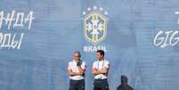 Edu Gaspar ao lado de Tite durante treino da Seleção Brasileira em Sochi, na Rússia (Foto: Lucas Figueiredo/CBF)  Foto: Lance!