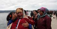 Familiares de passageiros de uma barca choram após naufrágio na Indonésia 19/06/2018 REUTERS/Albert Damanik   Foto: Reuters