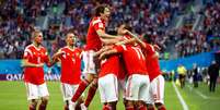 Jogadores da Rússia comemoram gol
 19/6/2018    REUTERS/Fabrizio Bensch     Foto: Reuters