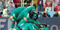 Jogadores de Senegal fazem um "montinho" na comemoração do segundo gol contra a Polônia  Foto: Christian Hartmann / Reuters