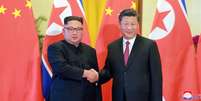 L&iacute;der da Coreia do Norte, Kim Jong Un, e presidente da China, Xi Jinping, em Pequim, em foto divulgada em 20 de junho pela KCNA KCNA via REUTERS  Foto: Reuters