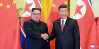 Líder da Coreia do Norte, Kim Jong Un, e presidente da China, Xi Jinping, em Pequim, em foto divulgada em 20 de junho pela KCNA KCNA via REUTERS  Foto: Reuters