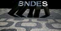 Logo do BNDES em frente ao prédio do banco no Rio de Janeiro
6/09/2017 REUTERS/Pilar Olivares  Foto: Reuters