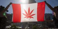 Bandeira canadense com folha de maconha: legalização era promessa de campanha de Trudeau  Foto: DW / Deutsche Welle