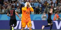 Caballero reage após sua falha resultar em gol da Croácia, na derrota da Argentina ante os europeus por 3 a 0  Foto: Ivan Alvarado / Reuters