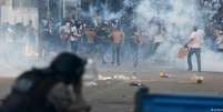 Salvador, 20 de junho: polícia dispara balas de efeito moral contra manifestantes   Foto: DW / Deutsche Welle