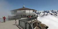 Turistas em restaurante na montanha Piz Gloria, na Suíça
 7/8/2012      REUTERS/Arnd Wiegmann   Foto: Reuters