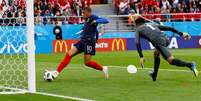 Mbappé apenas empurra a bola para o primeiro gol da França em Ecaterimburgo contra o Peru  Foto: Jason Cairnduff / Reuters