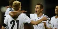 O empate entre Alemanha e Suécia ficou marcado na história da seleção alemã, por conta de Klose (Foto: AFP)  Foto: Lance!