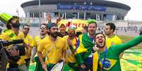 Torcedores vão até a Arena São Petersburgo fazer "um esquenta" na véspera do duelo entre Brasil e Costa Rica (Carlos Alberto Vieira)  Foto: Lance!