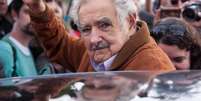  O ex presidente do Uruguai, José Mujica em entrevista coletiva após visitar o ex presidente Luiz Inácio Lula da Silva, que está preso na sede da Polícia Federal em Curitiba (PR), nesta quinta-feira (21). A presidente do PT, Gleisi Hoffmann esteve presente.  Foto: CASSIANO ROSÁRIO/FUTURA PRESS / Estadão