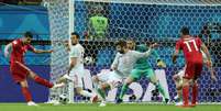 Ezatolahi marca gol contra a Espanha que, em seguida, seria anulado  Foto: Richard Heathcote / Getty Images