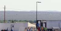 Filhos de imigrantes detidos jogam bola em acampamento do governo dos EUA perto da fronteira com o M&eacute;xico  Foto: Jose Luis Gonzalez / Reuters
