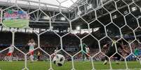 Brasileiro naturalizado polonês Thiago Cionek marca gol contra em jogo com Senegal  Foto: Gonzalo Fuentes / Reuters