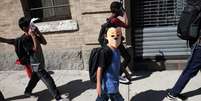 Crianças, com máscaras, deixam Centro Cayuga, que ofere serviços a crianças imigrantes separadas das famílias, em Nova York 21/6/2018 REUTERS/Mike Segar   Foto: Reuters