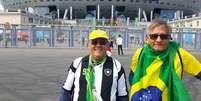 Os amigos Renato e Alves saíram de Portugal e. depois de 20 dias viajando de carro e de trem chegaram em São Petersburgo para acompanharem o Brasil (Carlos Alberto Vieira)  Foto: Lance!