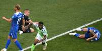 Musa marcou os dois gols da Nigéria contra a Islândia (Foto: PHILIPPE DESMAZES / AFP)  Foto: Lance!