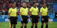 A equipe de arbitragem do jogo entre Rússia e Egito, comandada pelo árbitro Enrique Caceres  Foto: Julian Finney / Getty Images