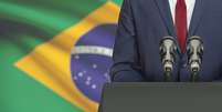 pessoa de terno e gravata num palanque  Foto: Getty Images / BBC News Brasil
