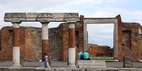 Turistas visitam ruas de paralelepípedo na antiga Pompeia, sul da Itália  Foto: Alessandro Bianchi / Reuters