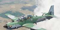 Avião de modelo Super Tucano durante voo  Foto: Sgt. Rezende/ Agência Força Aérea / via Fotos Públicas