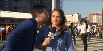 Torcedor tenta beijar a repórter Júlia Guimarães à força (Foto: Reprodução/TV Globo)  Foto: Lance!
